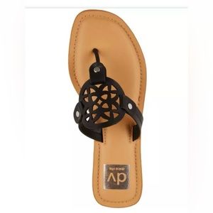 Dolce Vita Women's Medallion Thong Flat Slides. Size 5